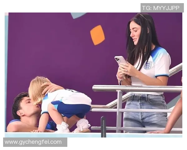 足球巨星与女粉丝深情拥抱瞬间引发热议引网友疯狂点赞